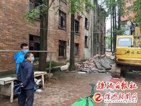 "这个位置拆除可能会损害房屋的排水,如果损害了一定要做好修缮服务